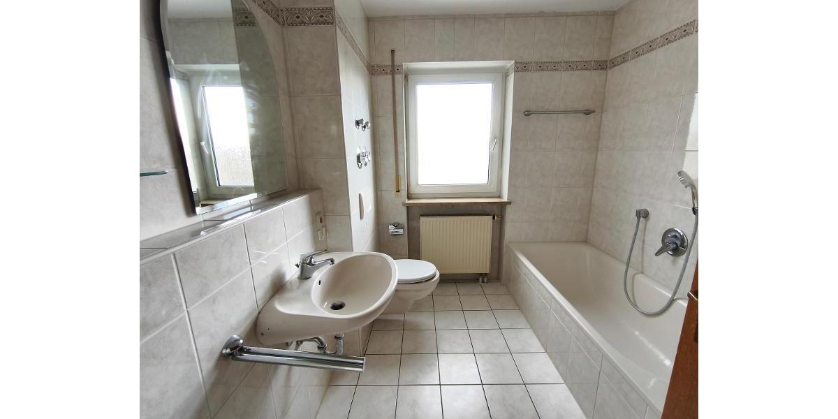 Bad mit Badewanne und Dusche Bild 1