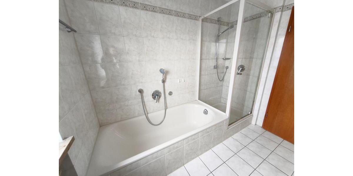 Bad mit Badewanne und Dusche Bild 2